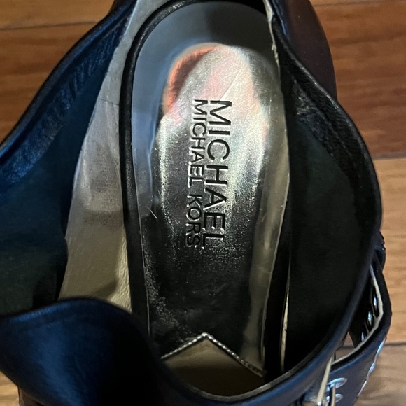Michael Kors MK Black Leather Shoes with 4 1/2” hills size 9 1/2 - Picture 7 of 9